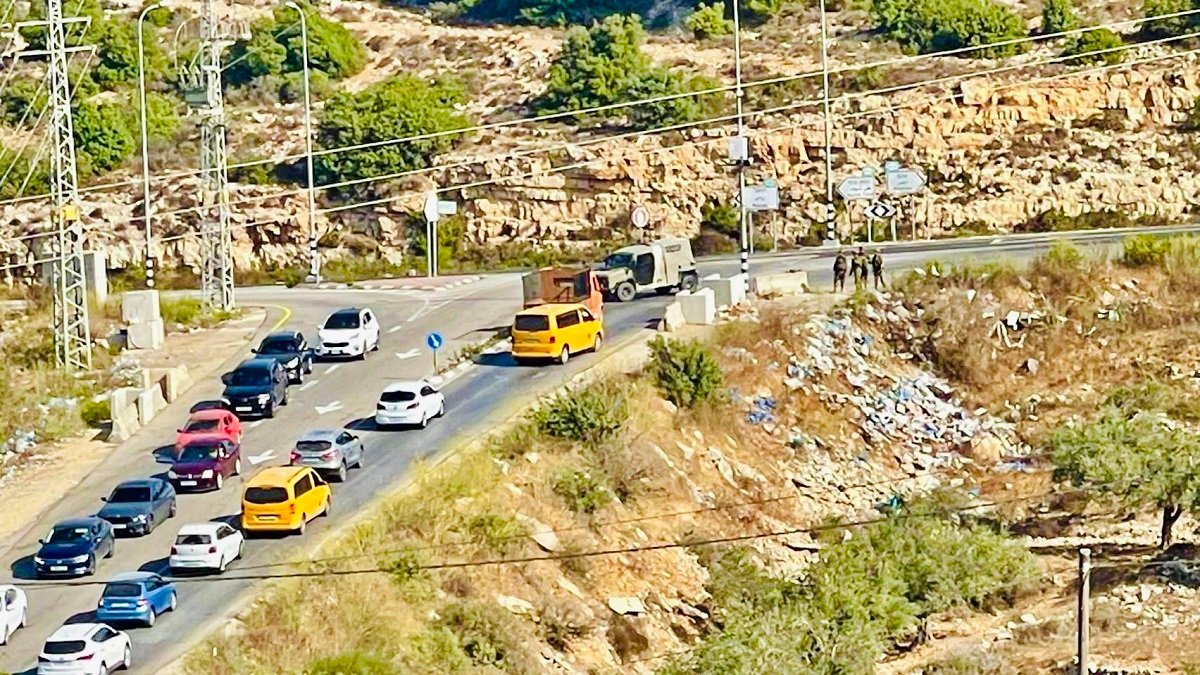 الاحتلال يغلق بوابة عطارة وينصب حاجزا قرب النبي صالح